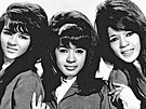 Trio The Ronettes v roce 1966. Ronnie Spectorová uprosted.