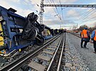 Odstraování následk noní sráky nákladních vlak na nádraí v Prosenicích na...