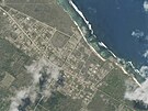 Kombinace satelitních snímk ukazuje vesnici Niutoua na Tonze. Nahoe je snímek...