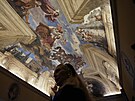 Rita Boncompagniová Ludovisiová stojí pod freskou od italského barokního malíe...