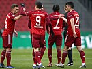 Fotbalisté Bayernu Mnichov oslavují gól Roberta Lewandowského.