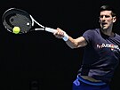 Srb Novak Djokovi bhem tréninku ped Australian Open