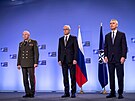 Náměstek ruského ministra zahraničí Alexandr Gruško (uprostřed) a šéf NATO Jens...