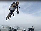 Britsk nmon pchota testuje ltajc Jet Suit od Gravity Industries