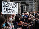 Zastavte násilí na enách. Globální pandemie. Irové truchlí za zavradnou...