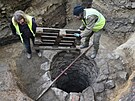 Archeologov na dvoe odkryli tm 800 let star obydl. Studna, je vkopu...