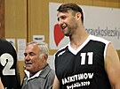Nkdejí basketbalový reprezentant a trenér Zdenk Hummel (v edém triku) pi...