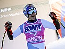 Marco Odermatt jásá v cíli superobího slalomu ve Wengenu.