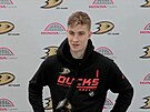 Hokejový branká Luká Dostál po svém prvním zapase v NHL