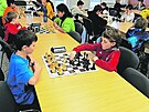Děti se učí hrát šachy.