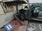 Na Černém mostě vrazilo auto do autobusové zastávky. (11. ledna 2022)