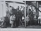 Pracovníci tpánkovy továrny ve strojovn v roce 1917