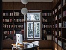 Pracovna s knihovnou je vybavena nábytkem na míru dokoneného oechovou dýhou.