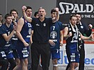 Díntí basketbalisté oslavují, vlevo v popedí manaer Jakub Dra, vpravo...
