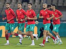 Fotbalisté Maroka se rozcviují.