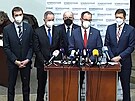 Poslanec Jan Farský za STAN (v ervené kravat) obhajuje svj plroní studijní...
