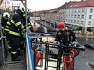 Záchranái oetili dlníka v pátém pate leení novostavby ve Stelecké ulici...