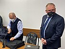 Jaroslav Jurk (vpravo) u Okresnho soudu v Tachov. el obalob z tkho...