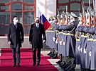 První Fialova zahraniní cesta vede na Slovensko. Pivítal ho tamní premiér