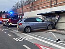 Řidička vjela na Černém Mostě do zastávky a srazila ženu, obě jsou zraněné (11....