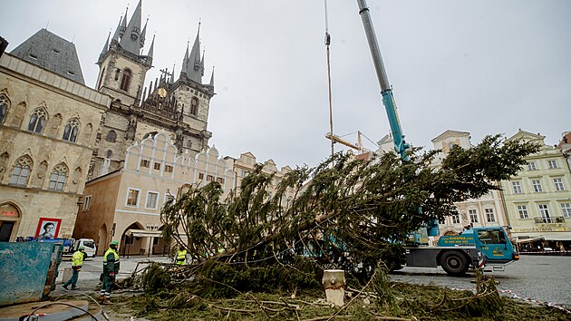 Ze Staroměstského náměstí zmizel vánoční strom. (10. ledna 2022)