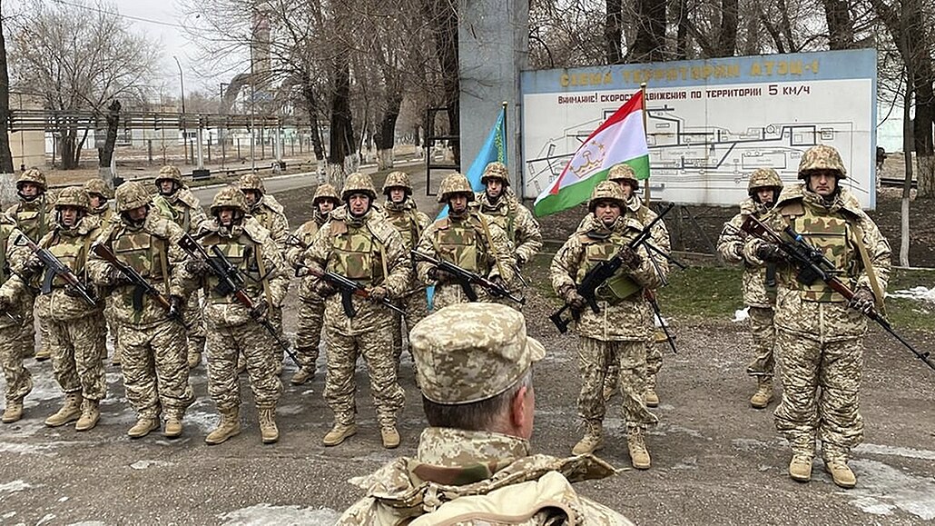 Vojáci Organizace Smlouvy o kolektivní bezpenosti v kazachstánském Almaty...