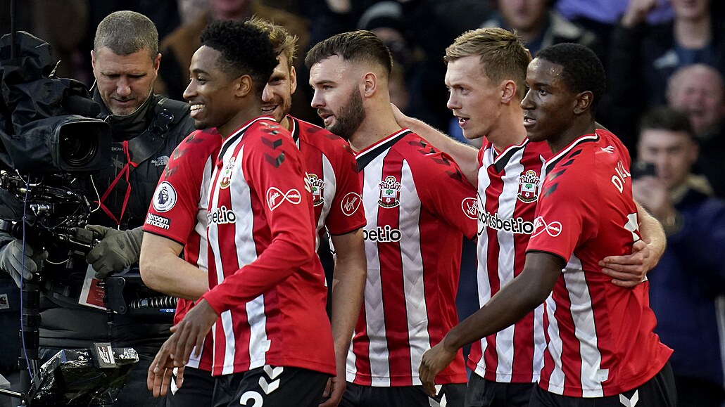 Fotbalisté Southamptonu oslavují gól.