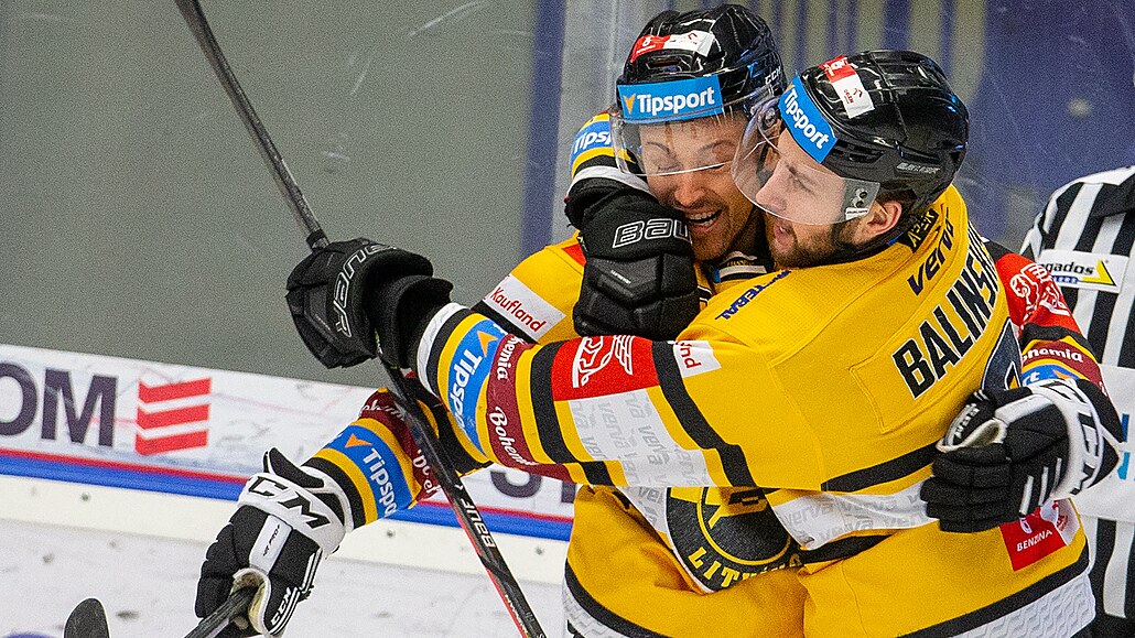 Litvínov�tí Petr Straka a Uvis Janis Balinskis.