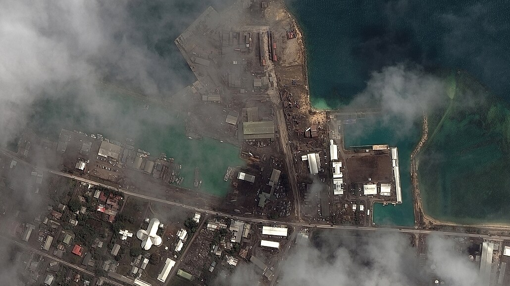 Kombinace satelitních snímků ukazuje přístav ve městě Nuku'alofa na Tonze....