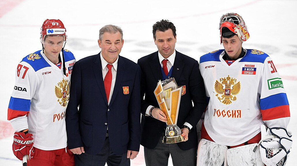 Roman Rotenberg a Vladislav Tre�jak po výh�e Ruska na Channel One Cup 2020.