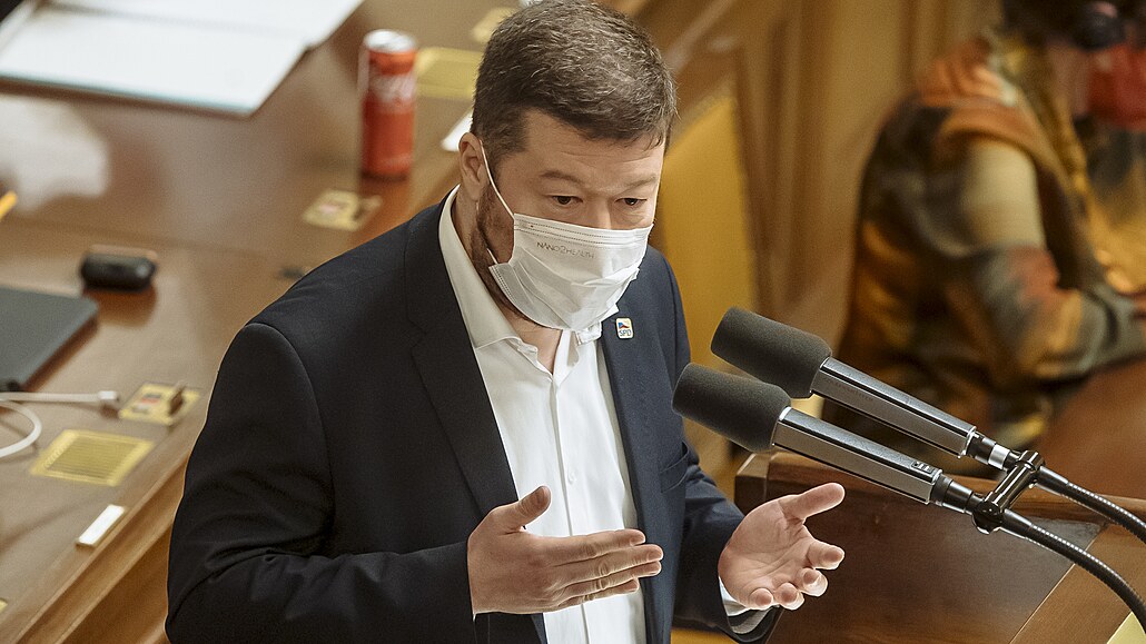 Poslanci strávili kv�li hlasování o d�v��e nové vlád� Petra Fialy ve Sn�movn�...