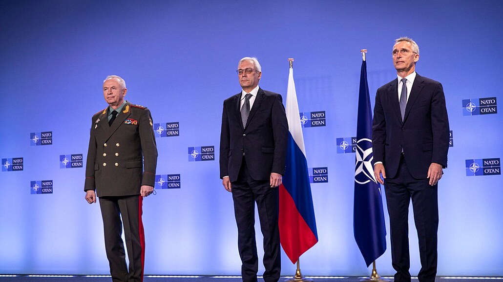 Námstek ruského ministra zahranií Alexandr Gruko (uprosted) a éf NATO Jens...