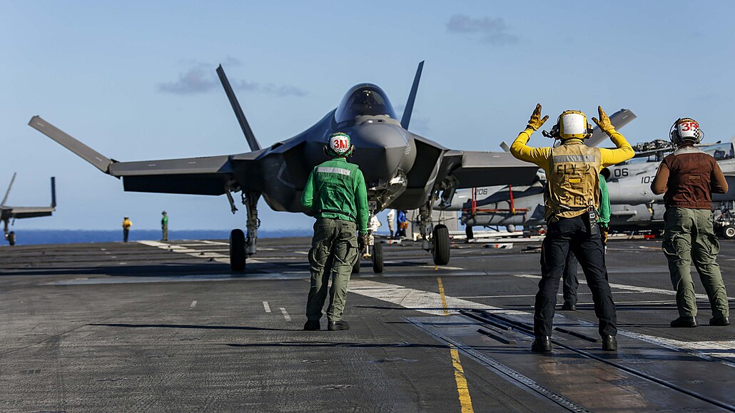 Letadlová lo� USS Abraham Lincoln v Pacifiku (leden 2022)