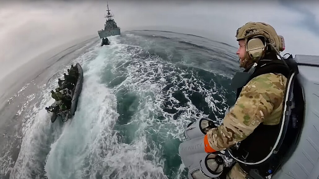 Britská námořní pěchota testuje létající Jet Suit od Gravity Industries