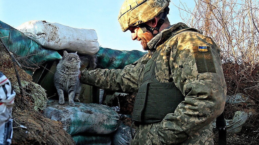 Ukrajinský voják na frontové linii na východě země.