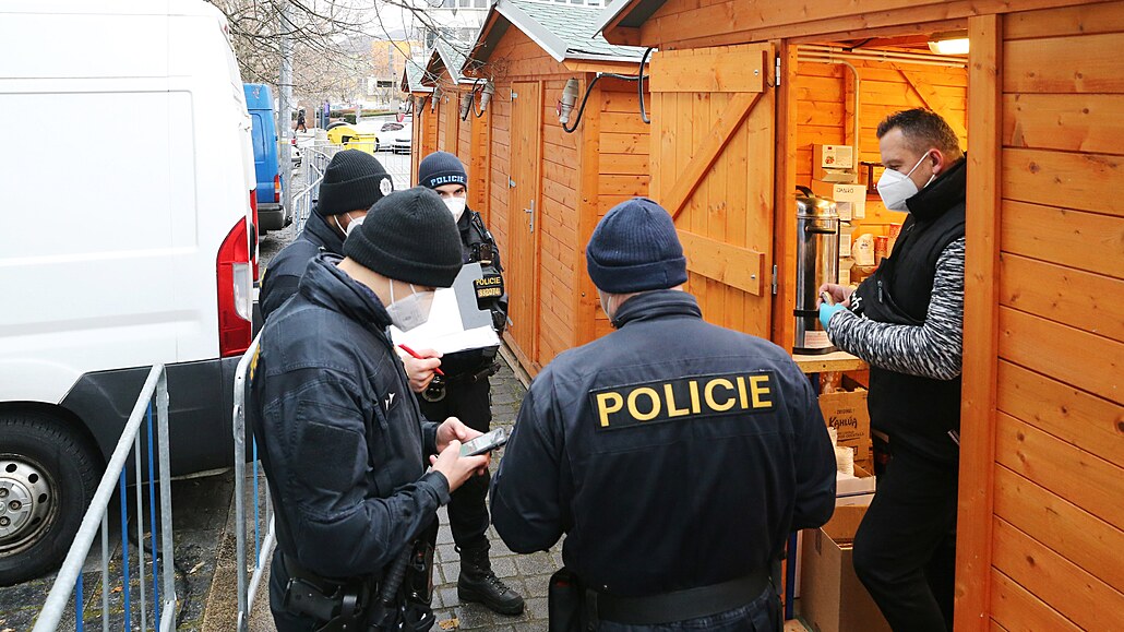 Trhy zákazu navzdory. Policie kontroluje prodejce na trzích v Most, které...