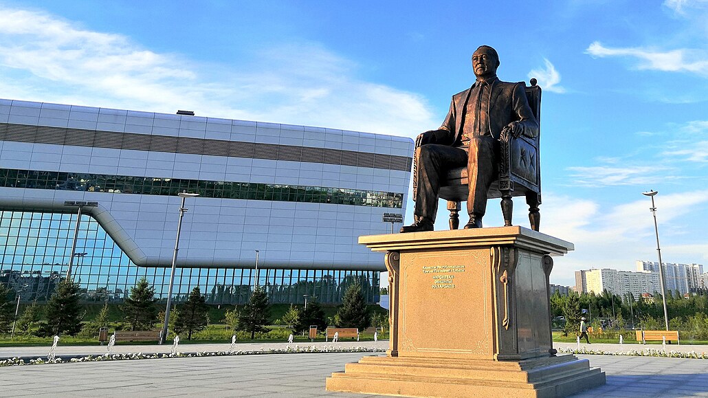 Pomník prvního kazaského prezidenta Nursultana Nazarbajeva v hlavním mst...