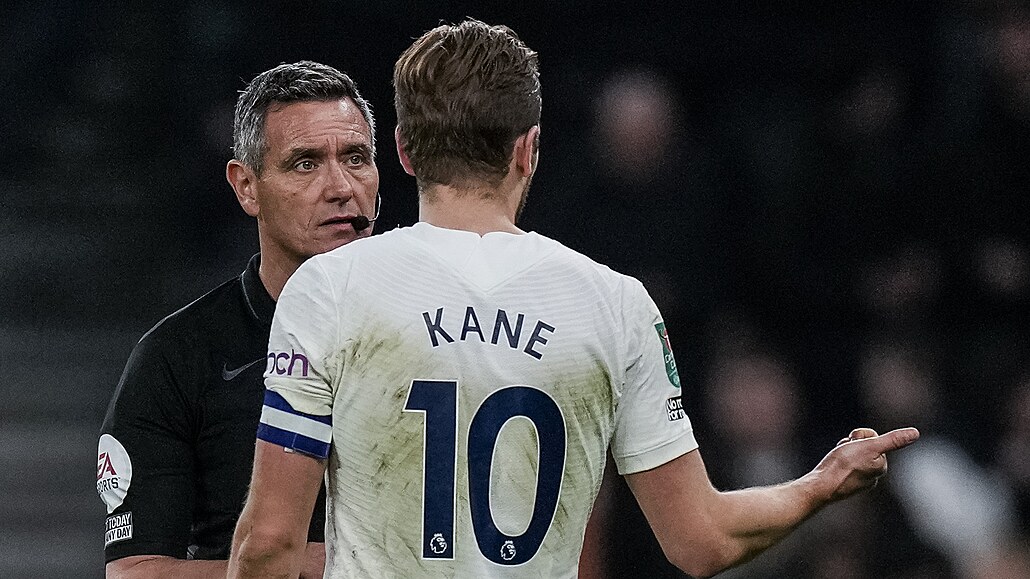 Harry Kane z Tottenhamu si st�uje u rozhod�ího.