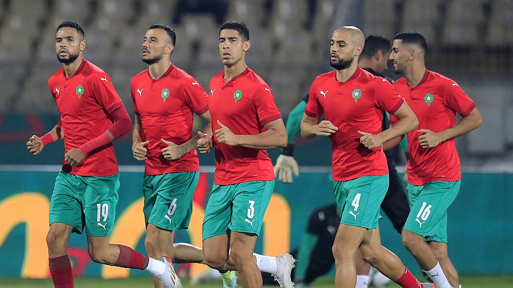 Fotbalisté Maroka se rozcvi�ují.