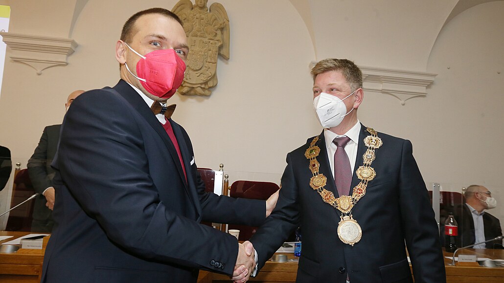 Nov� zvolený primátor Plzn� Pavel �indelá� z ODS (vpravo) p�ijímá gratulaci od...