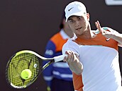Srbský tenista Miomir Kecmanovič hraje forhend v prvním kole Australian Open.