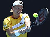 Jiří Lehečka se soustředí na bekhend na Australian Open.