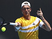 Jiří Lehečka hraje forhend na Australian Open.