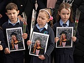 Bývalí žáci zavražděné Irky Ashling Murphyové se zúčastnili jejího pohřbu. (18....