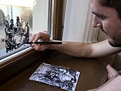 Umělec Jaroslav Varga vytváří na oknech olomoucké univerzitní knihovny grafiky...