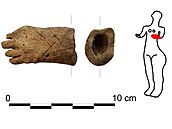 Nalezená část neolitické plastiky z Jičína. Vpravo je vyznačena možná původní...