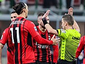 Fotbalisté AC Milán spílají rozhodčímu Marku Serrovi.