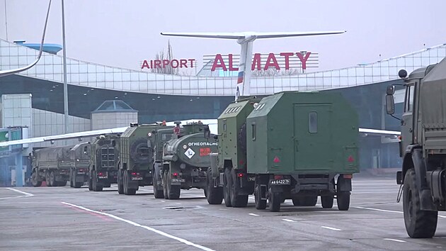 Konvoj ruskch vojenskch vozidel na letiti vkazachstnskm Almaty (9. ledna 2022)