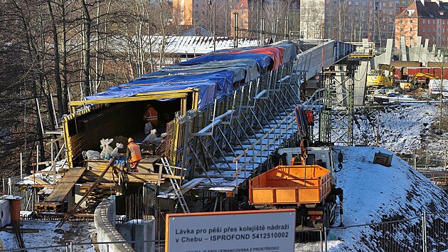 Při stavbě mostu na Švédský vrch v Chebu začalo postupné vysunování mostovky na pilíře. (11. ledna 2022)