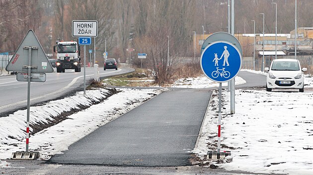 Oteven cyklostezky vedouc z Ostrova do Jchymova u prmyslovho parku Panattoni. (18. ledna 2022)